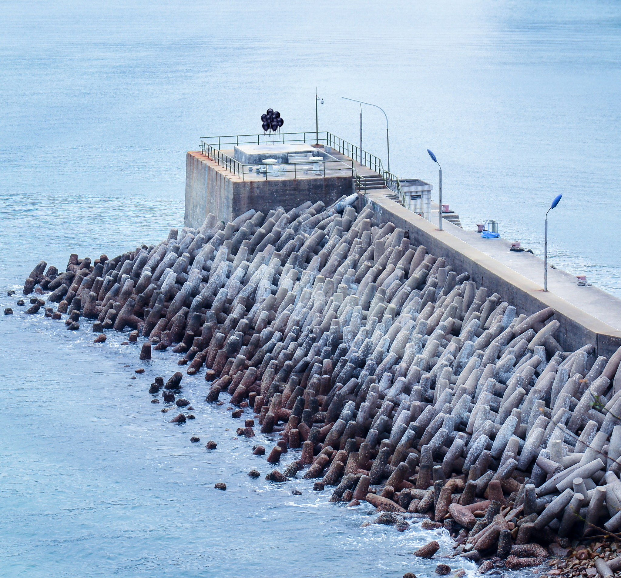 Breakwater structure with concrete wave dissipation units